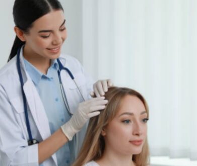 How Does a Microscopic Scalp Analysis Device Visualize Hair Follicle Structure?